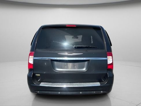 Used 2014 Chrysler Town & Country Touring-L FWD image 5