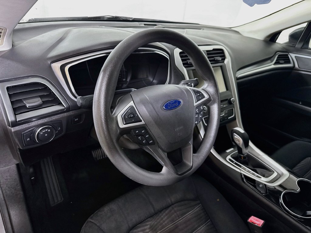 Used 2016 Ford Fusion SE FWD image 9