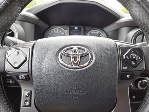 Used 2017 Toyota Tacoma TRD Sport AWD/4WD image 32