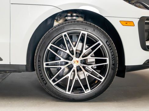 Certified 2026 Porsche Macan AWD/4WD image 19