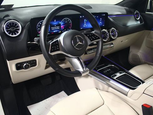 Used 2025 Mercedes-Benz GLA 250 4MATIC image 5