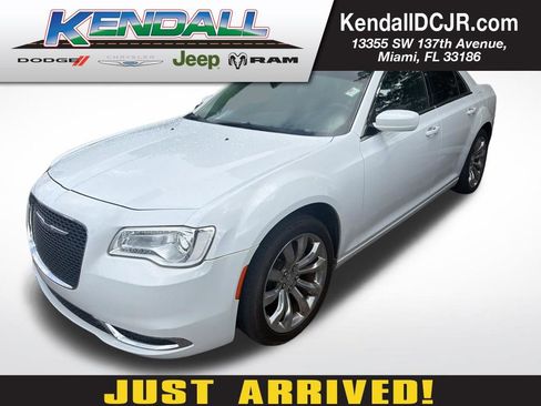 Used 2016 Chrysler 300 Limited RWD image 1