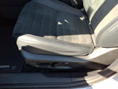 Used 2024 Mitsubishi Outlander SE image 16