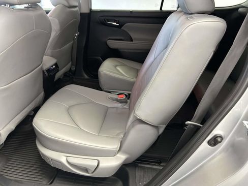 Used 2024 Toyota Highlander XLE FWD image 16