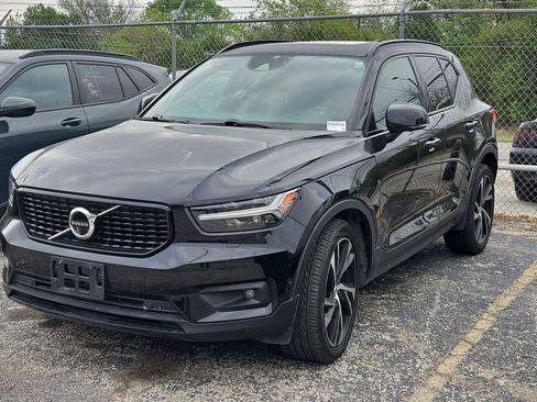 Used 2021 Volvo XC40 T4 R-Design w/ Advanced Package image 4