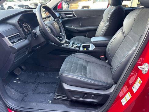 Used 2024 Mitsubishi Outlander SE image 9