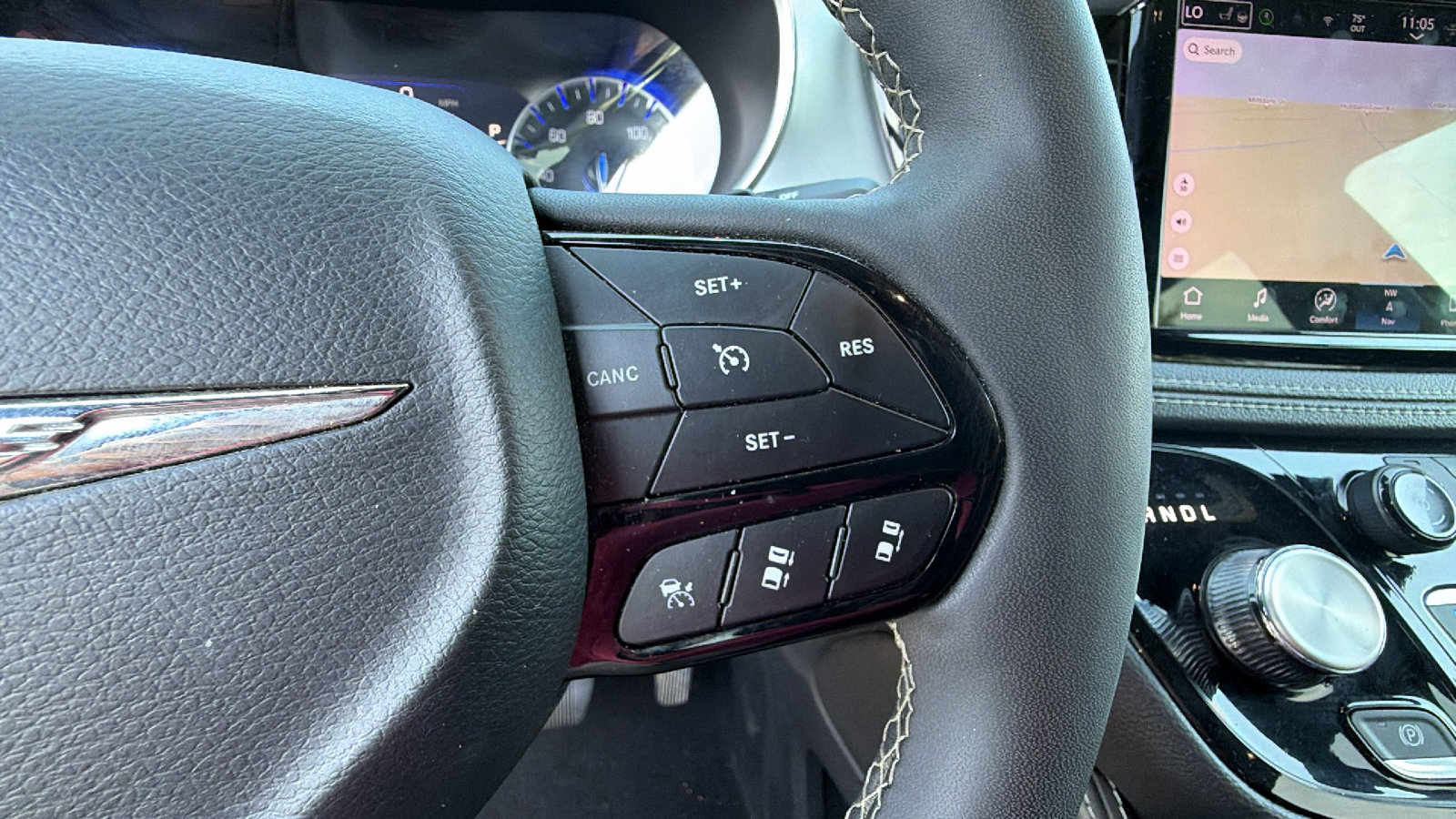 Used 2025 Chrysler Pacifica Limited FWD image 29