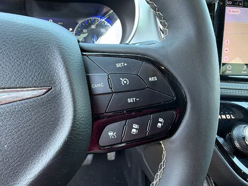 Used 2025 Chrysler Pacifica Limited FWD image 29