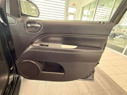 Used 2015 Jeep Compass Latitude image 31