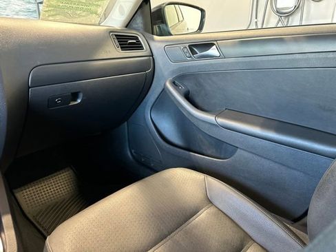 Used 2011 Volkswagen Jetta SE FWD image 12