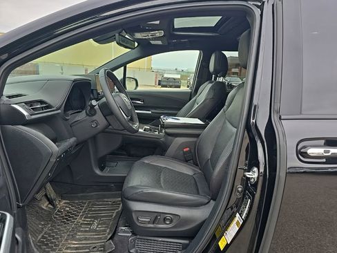 Used 2025 Toyota Sienna Platinum AWD/4WD image 13