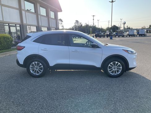 Used 2022 Ford Escape SE w/ Convenience Package AWD/4WD image 2