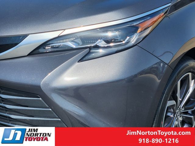 Used 2025 Toyota Sienna Platinum FWD image 11