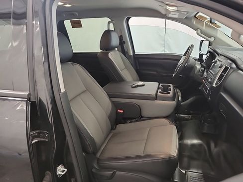 Used 2019 Nissan Titan S image 7