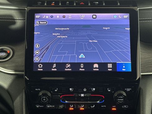 Used 2025 Jeep Grand Cherokee Limited w/ Luxury Tech Group II AWD/4WD image 20