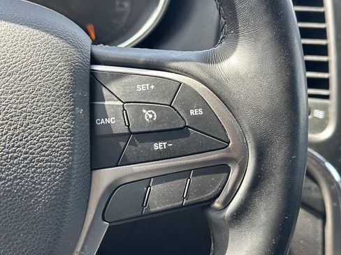Used 2020 Jeep Grand Cherokee Laredo AWD/4WD image 23
