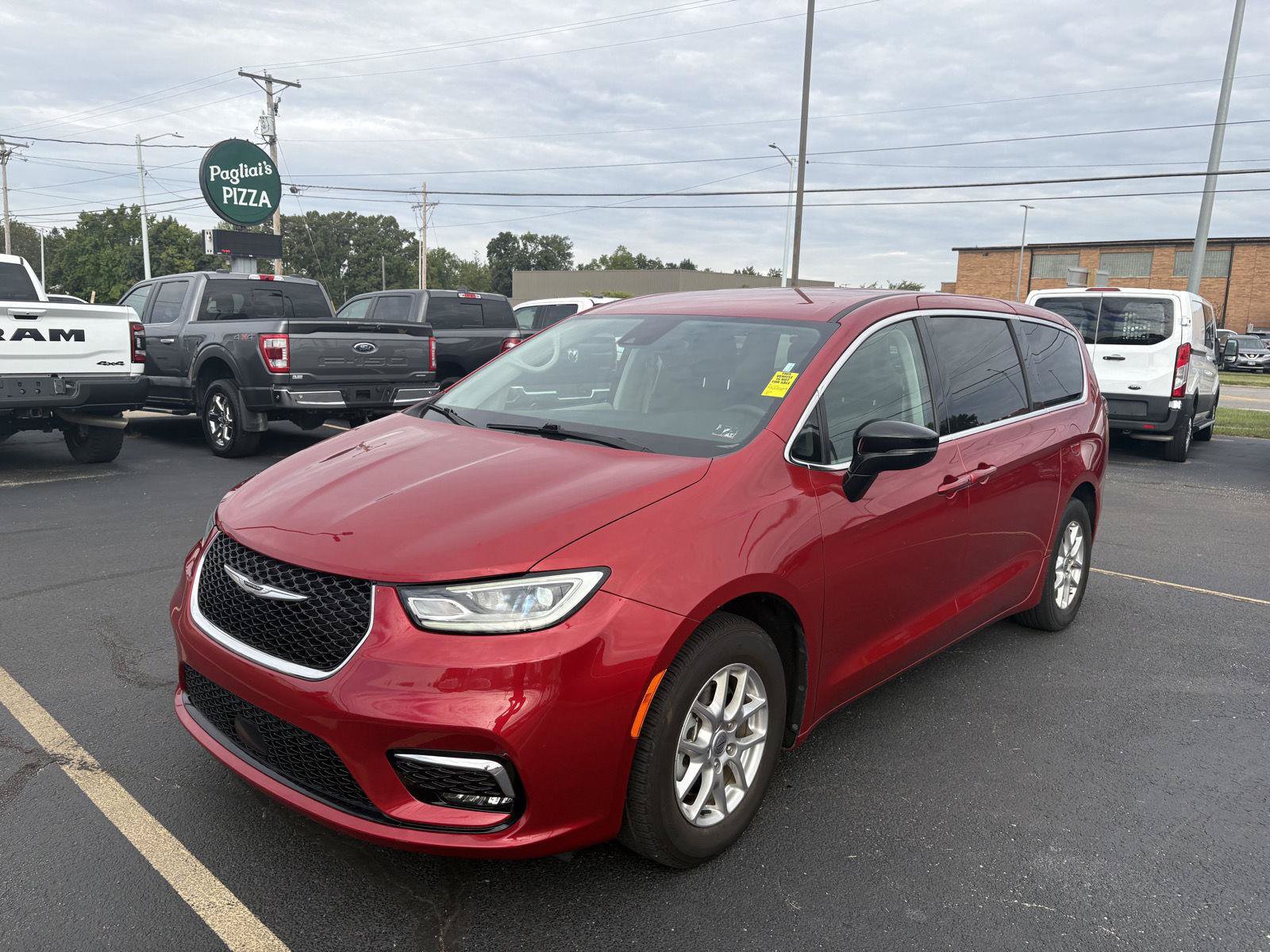 Used 2024 Chrysler Pacifica Touring-L FWD image 4