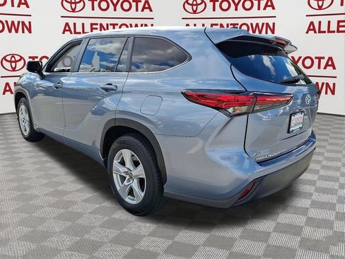 Used 2023 Toyota Highlander LE FWD image 5