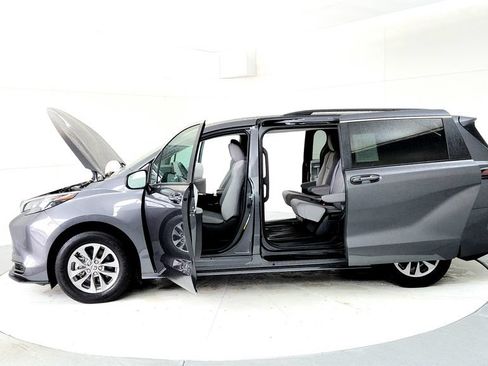 Used 2025 Toyota Sienna LE AWD/4WD image 10