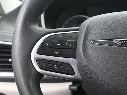 Used 2023 Chrysler Pacifica Limited FWD image 28