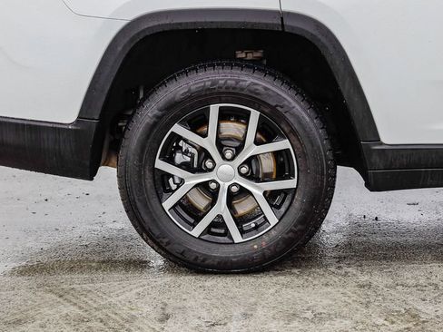 Certified 2024 Jeep Grand Cherokee L Limited w/ Luxury Tech Group II image 12