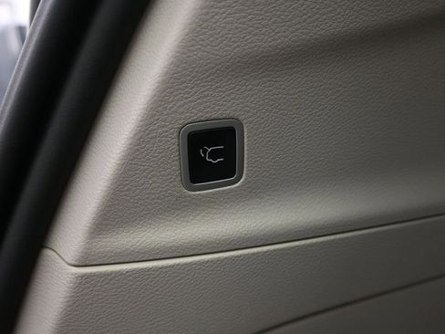 Used 2023 Chrysler Pacifica Limited image 34