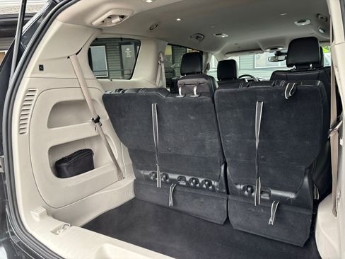 Used 2022 Chrysler Pacifica Touring-L image 9