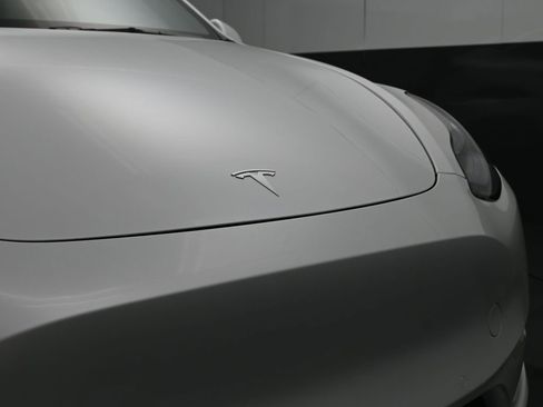 Used 2022 Tesla Model Y Long Range image 11