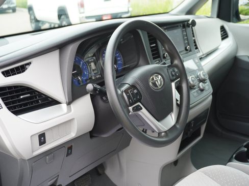 Used 2020 Toyota Sienna LE w/ Carpet Mat Package FWD image 20