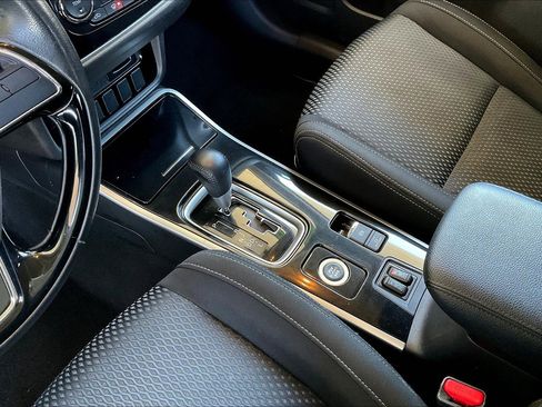 Used 2017 Mitsubishi Outlander SE AWD/4WD image 16