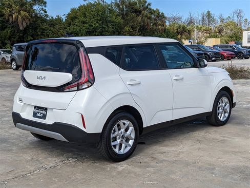 Certified 2025 Kia Soul LX image 9