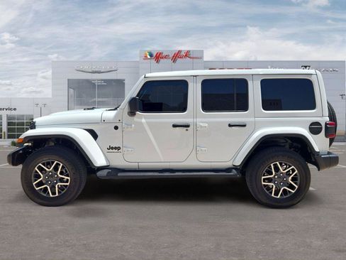 Used 2026 Jeep Wrangler Unlimited Sahara AWD/4WD image 2