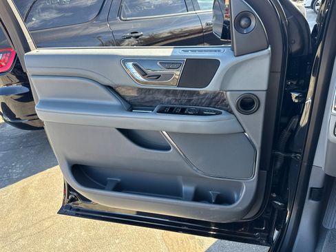 Used 2018 Lincoln Navigator L Select w/ Technology Package image 18