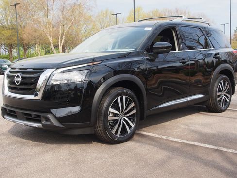 New 2025 Nissan Pathfinder Platinum image 3