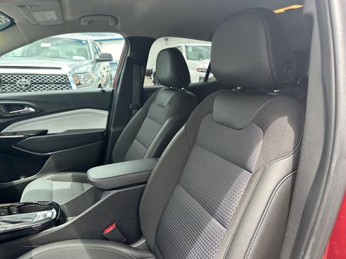 Certified 2025 Chevrolet Trax LT FWD image 18