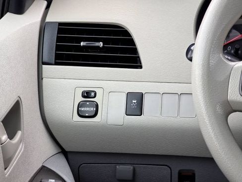 Used 2014 Toyota Sienna LE AWD/4WD image 26