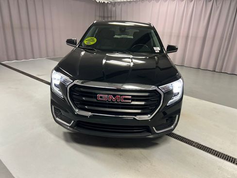 Used 2024 GMC Terrain SLE image 2