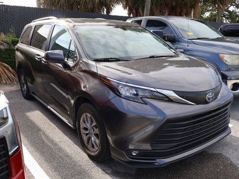 Used 2025 Toyota Sienna XLE image 6