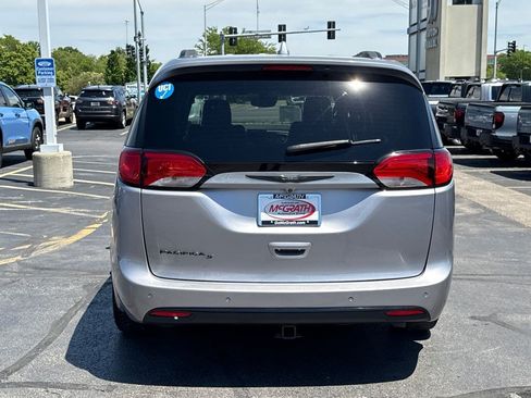 Used 2019 Chrysler Pacifica Touring-L Plus w/ Advanced Safetytec Group FWD image 10