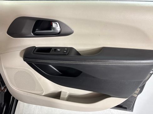 Used 2023 Chrysler Pacifica Touring-L FWD image 14