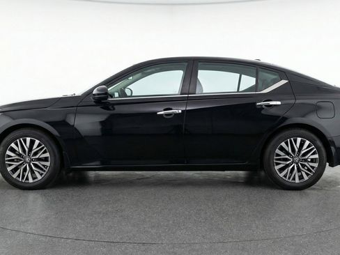 Used 2025 Nissan Altima 2.5 SV FWD image 5