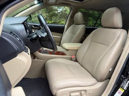 Used 2012 Toyota Highlander Limited w/ Tow Pkg AWD/4WD image 10