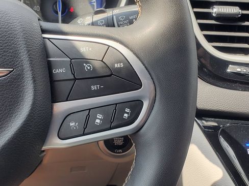 Used 2024 Chrysler Pacifica Touring-L FWD image 15