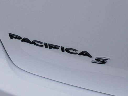 Used 2024 Chrysler Pacifica Premium FWD image 32