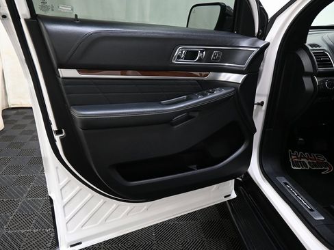 Used 2018 Ford Explorer Platinum image 21