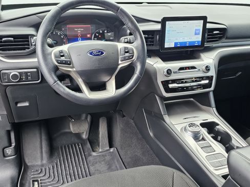 Used 2021 Ford Explorer XLT image 36