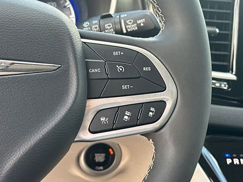 Used 2024 Chrysler Pacifica Touring-L FWD image 28