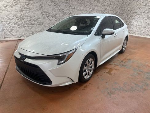 Used 2025 Toyota Corolla LE image 3