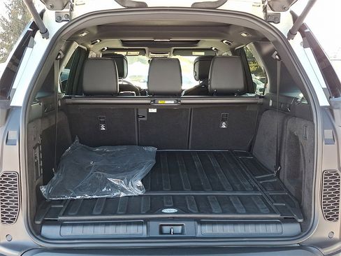 Used 2025 Land Rover Discovery S image 27