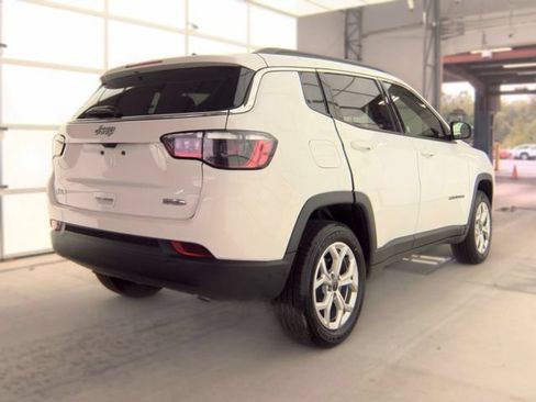 Used 2025 Jeep Compass Latitude w/ Sun & Sound Group AWD/4WD image 4
